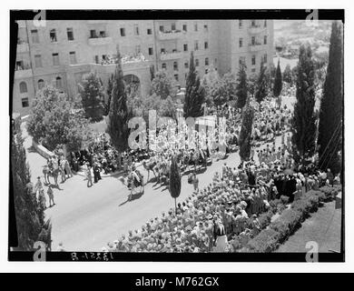 Das Bild zeigt König Georg VI. Während seiner Geburtstagsparade und Präsentationen am 14. Juni 1945. Die Szene spiegelt Nachkriegsfeiern und königliche Traditionen in Großbritannien wider. Stockfoto