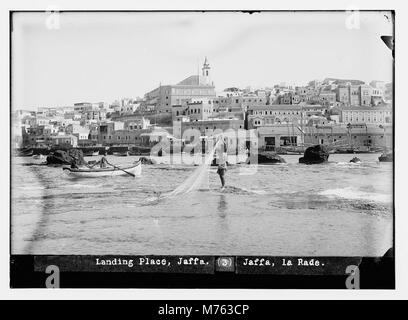 Ein historisches Foto, das den Anlandeplatz in Jaffa, einer wichtigen Hafenstadt in Israel, darstellt. Das Bild zeigt den Hafenbereich und die Wasserfront und die Boote. Stockfoto