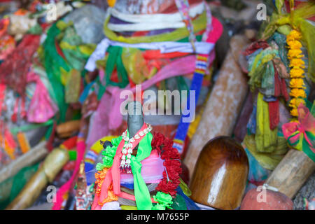 Holz- lingams Angebote Prinzessin Phra Nang Höhle, Railay Halbinsel, Krabi, Thailand Stockfoto