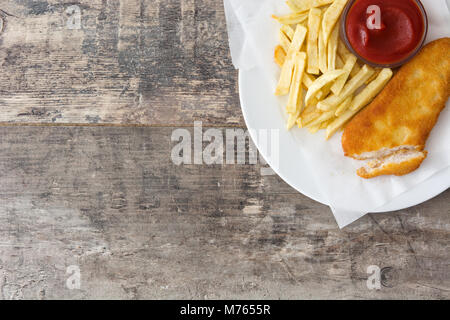 Traditionelle britische Fisch und Chips auf Holztisch. Stockfoto
