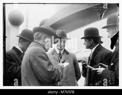 Dieses Bild zeigt Lord Decies während eines Interviews. Das Foto fängt einen Moment seines Gesprächs ein und dokumentiert die Interaktion einer wichtigen historischen Figur mit der Presse. Stockfoto