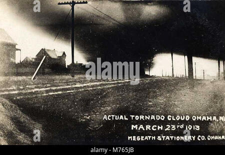 Eine Postkarte vom 23. März 1913, die die Folgen eines Tornados in Omaha, Nebraska, darstellt, veröffentlicht von Mageath Stationery. Stockfoto