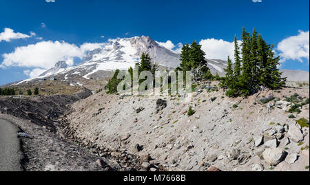 Blick auf Mt Hood mit einer Kappe bedeckt mit Schnee und Asche unten. Mt Hood National Forest, Oregon Stockfoto