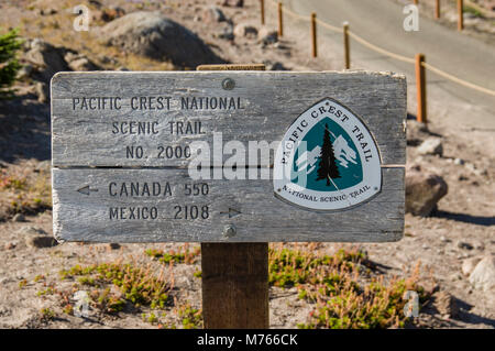 Zeichen für die Pacific Crest Trail durch Mt Hood National Forest auf Mt Hood, Oregon Stockfoto