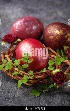 Ostern rot lackiert Eier im Nest Stockfoto