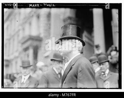 Mark Twain, andere im Hintergrund LCCN 2014685455 Stockfoto