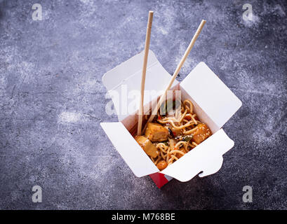 Nudeln mit Huhn, Tofu und Gemüse Stockfoto