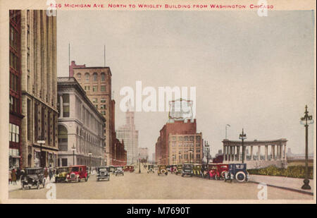 Ein Blick von der Washington Street auf die Michigan Avenue nach Norden und das Wrigley Building, ein berühmtes Wahrzeichen in Chicago. Stockfoto