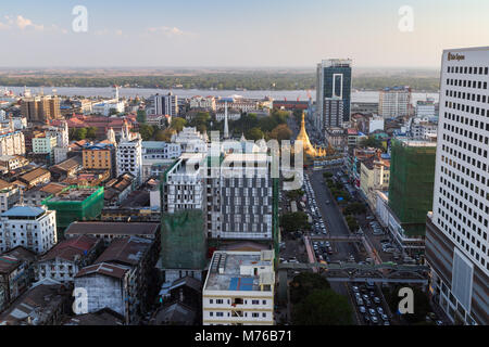 Gebäude, Sule Pagode und Sule Pagoda Road in der Innenstadt von Yangon (Rangun), Myanmar (Birma) Gesehen von oben bei Tageslicht. Stockfoto