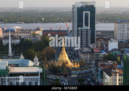 Gebäude, Independence Monument, Sule Pagode und Sule Pagoda Road in der Innenstadt von Yangon (Rangun), Myanmar (Birma) Gesehen von oben bei Tageslicht. Stockfoto