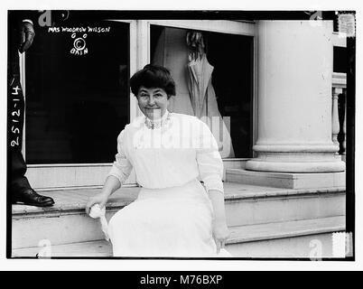 A formal portrait of Mrs. Woodrow Wilson, the First Lady of the United States during President Wilson's term, known for her involvement in social and political causes. Stockfoto