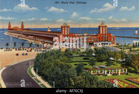 Der Navy Pier in Chicago ist eine beliebte Attraktion am See, die einen atemberaubenden Blick auf den Lake Michigan bietet und verschiedene Unterhaltungs- und Kulturaktivitäten bietet. Stockfoto