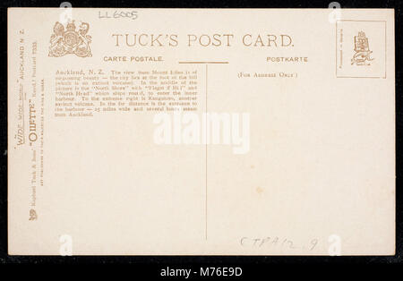 Eine malerische Aussicht vom Mt. Eden in Auckland, Neuseeland, zeigt die Skyline der Stadt, die Häfen und die vulkanische Landschaft. Mt. Eden ist ein erloschener Vulkan und ein beliebter Aussichtspunkt für einen Panoramablick auf die Stadt und die Umgebung. Stockfoto