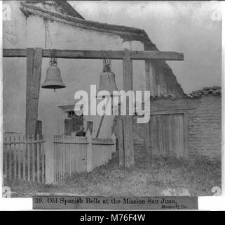 Die alten spanischen Glocken der Mission San Juan im Monterey County sind als historische Artefakte erhalten, die den frühen spanischen Einfluss auf Kaliforniens Missionssystem und sein kulturelles Erbe repräsentieren. Stockfoto