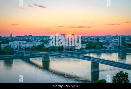 Blick von der Festung Petrovaradin auf einem Sonnenuntergang über der Stadt Novi Sad und Donau Stockfoto