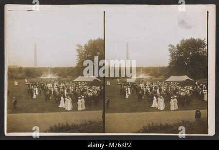 Ein Foto von Präsident Franklin D. Roosevelt, der eine Rasenparty auf dem Gelände des Weißen Hauses veranstaltet. Das Bild zeigt einen Blick auf das Washington Monument im Hintergrund. Stockfoto