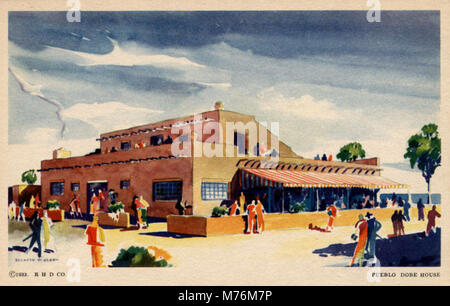 Eine Fotografie eines Pueblo Dobe Hauses, ein traditionelles lehmhaus, das von indianischen Pueblo-Gemeinschaften genutzt wird. Das Gebäude ist aus lehmziegeln gebaut und verfügt über einen einzigartigen architektonischen Stil, der sich an die Wüstenumgebung anpasst. Stockfoto