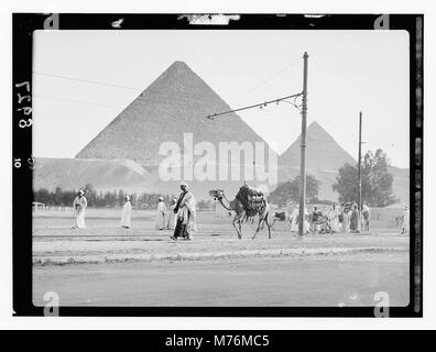 Ein Blick auf die beiden großen Pyramiden von Gizeh, vom Ende einer nahe gelegenen Bahnlinie aufgenommen, bietet eine einzigartige Perspektive auf die antiken Bauten, die Teil von Ägyptens historischem Pyramidenkomplex sind. Stockfoto