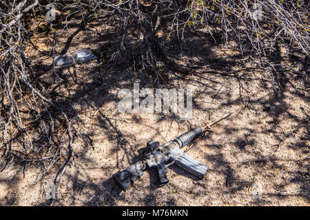 Ein AR 15 in der Wüste gefunden. Die Schmuggler Waffe. Stockfoto