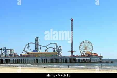 Speichern Download Vorschau GALVESTON, Texas - 26. NOVEMBER 2017: Galveston Island Historic Pleasure Pier am Golf von Mexiko Küste in Texas. Stockfoto