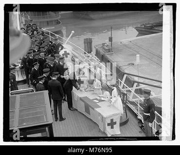 Dieses Foto zeigt einen Aufruf des Roten Kreuzes zur Mayflower, aufgenommen am 4. November 1922. Das Bild spiegelt die Beteiligung der Organisation an humanitären Bemühungen während des frühen 20. Jahrhunderts wider. Stockfoto