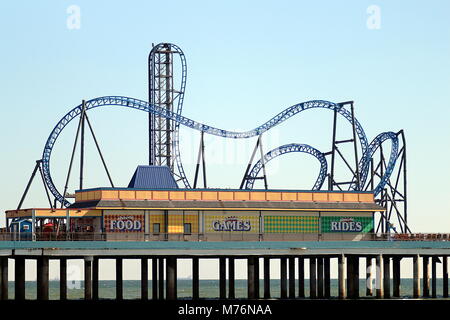 Speichern Download Vorschau GALVESTON, Texas - 26. NOVEMBER 2017: Galveston Island Historic Pleasure Pier am Golf von Mexiko Küste in Texas. Stockfoto