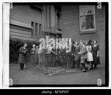 Präsident Franklin D. Roosevelt besucht die Force School am 31. Januar 1923. Das Bild fängt die Bedeutung seines Engagements für Bildungseinrichtungen während seiner Präsidentschaft ein. Stockfoto