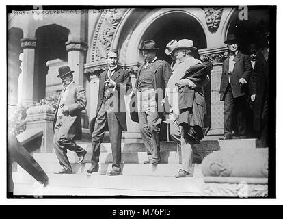 Dieses Foto zeigt Präsident Franklin D. Roosevelt bei einer öffentlichen Veranstaltung in St. Louis. Er fängt Roosevelt an, sich mit der Menge zu beschäftigen und spiegelt seine Rolle als Anführer während der Großen Depression und des Zweiten Weltkriegs wider Stockfoto