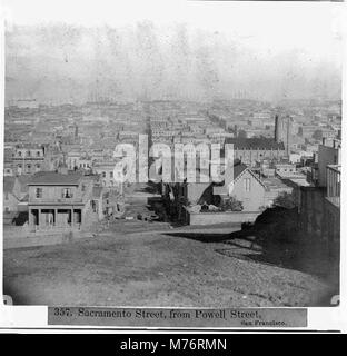 Ein szenisches Foto der Sacramento Street in San Francisco, aufgenommen von der Powell Street. Das Bild fängt die berühmten Hügel, die Architektur und die Straßenlandschaft dieses berühmten Stadtgebietes ein. Stockfoto