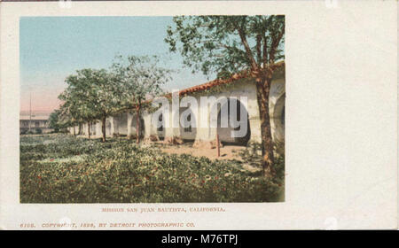 Mission San Juan Bautista in Kalifornien, eine wichtige historische und religiöse Stätte, ist auf diesem Bild zu sehen. Die 1797 gegründete Mission ist Teil der historischen Missionskette Kaliforniens und zeigt die spanische Kolonialarchitektur und die frühe Missionsgeschichte der Region. Stockfoto