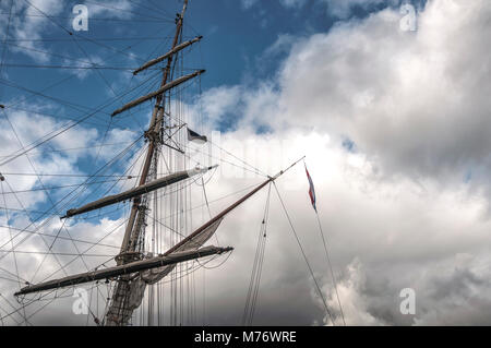 Nahaufnahme der ein Segel Mast gegen einen schönen bewölkter Himmel Stockfoto