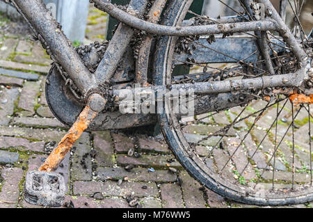 Nahaufnahme eines sehr dreckig und rostig Bike Stockfoto