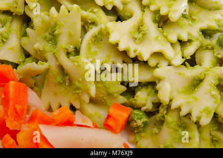 Pasta mit Erbsen Pesto auf einem hölzernen Hintergrund Stockfoto