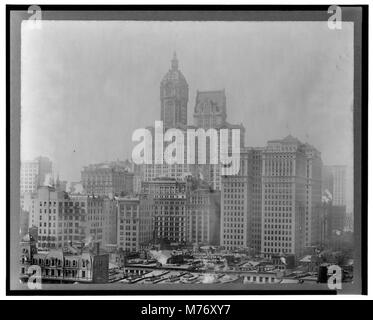 Dieses Bild zeigt die City Investing und das Hudson Terminal Building, zwei bedeutende Gebäude in New York City. Diese Gebäude repräsentieren die architektonische und wirtschaftliche Entwicklung der Stadt während des frühen 20. Jahrhunderts. Stockfoto