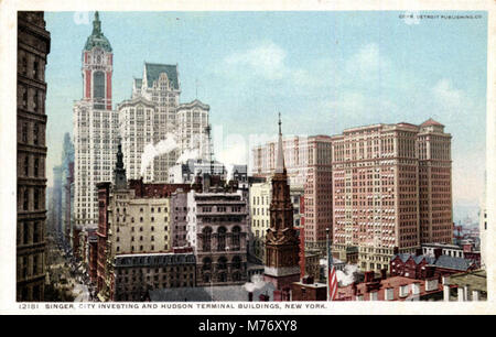 Bild mit den Gebäuden Singer, City Investing und Hudson Terminal in New York, wobei architektonische Besonderheiten und die Entwicklung von Wolkenkratzern aus dem frühen 20. Jahrhundert hervorgehoben werden. Stockfoto