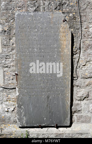 Schiefer-Gedenktafel an der Außenseite des St. Rhidian und St. Illtyd Kirche in Llanrhidian auf der Gower Halbinsel in Wales. Stockfoto