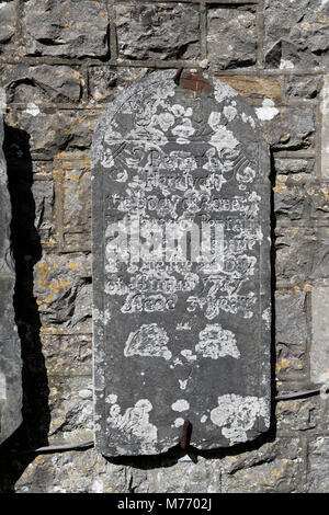 Schiefer-Gedenktafel an der Außenseite des St. Rhidian und St. Illtyd Kirche in Llanrhidian auf der Gower Halbinsel in Wales. Stockfoto