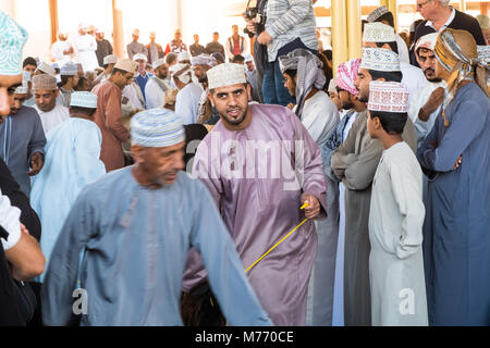 Szene auf der Nizwa Ziege Markt, Nizwa, Sultanat Oman Stockfoto