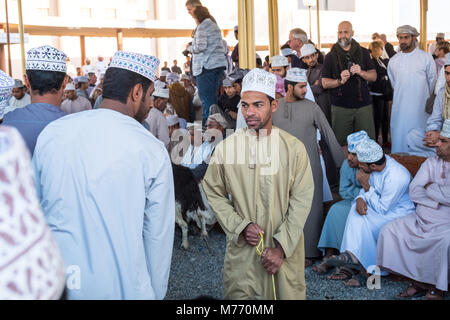 Szene auf der Nizwa Ziege Markt, Nizwa, Sultanat Oman Stockfoto