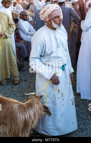 Szene auf der Nizwa Ziege Markt, Nizwa, Sultanat Oman Stockfoto