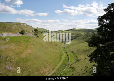 Cressbrook Dale in der Peak District National Park Landschaft in Derbyshire, England, trockene Kalksteintallandschaft Stockfoto