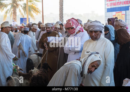Szene auf der Nizwa Ziege Markt, Nizwa, Sultanat Oman Stockfoto