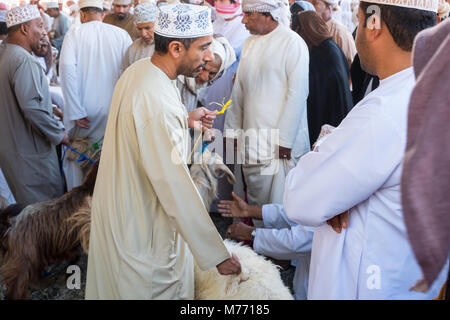 Szene auf der Nizwa Ziege Markt, Nizwa, Sultanat Oman Stockfoto