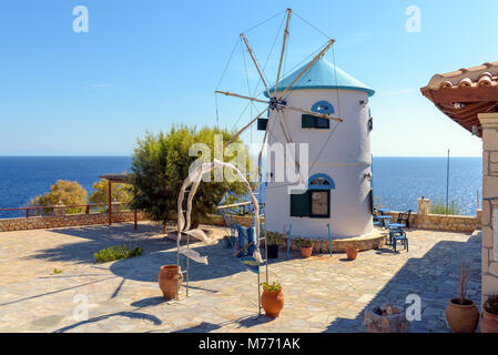 Traditionelle griechische alte Windmühle am Kap Skinari. Insel Zakynthos, Griechenland Stockfoto