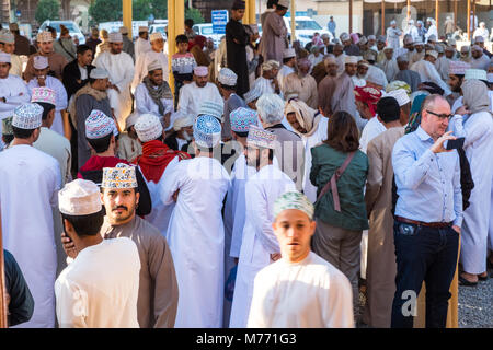 Szene auf der Nizwa Ziege Markt, Nizwa, Sultanat Oman Stockfoto