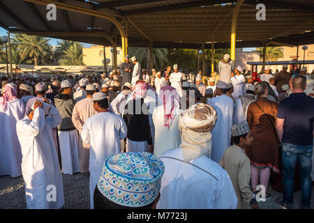 Szene auf der Nizwa Ziege Markt, Nizwa, Sultanat Oman Stockfoto