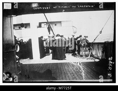 Ein Foto, das Überlebende der Titanic-Katastrophe an Bord der RMS Carpathia einfängt. Das Bild zeigt Individuen, die sich nach dem erschütternden Ereignis erholt haben, und zeigt die Rettungsaktion und die Folgen des Untergangs der Titanic auf. Stockfoto