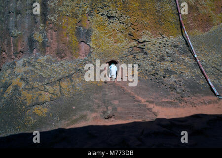 Ein Verehrer eine Kirche betreten, die von den Felsen geschnitzt wurde. Lalibela, Äthiopien. Stockfoto