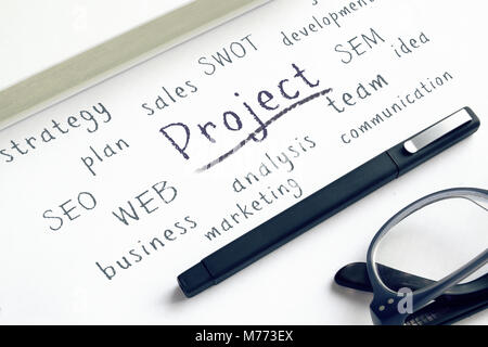 Geschäftlicher Erfolg Konzepte auf einem Notizblock geschrieben neben einen Stift und ein paar Gläser. Stockfoto