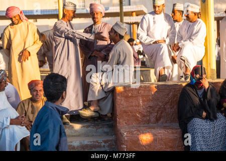 Szene auf der Nizwa Ziege Markt, Nizwa, Sultanat Oman Stockfoto